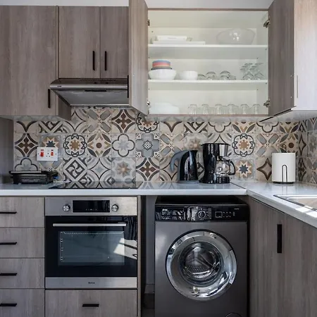 Liric - 3 Bedroom W Balcony In Apartment Larnaca