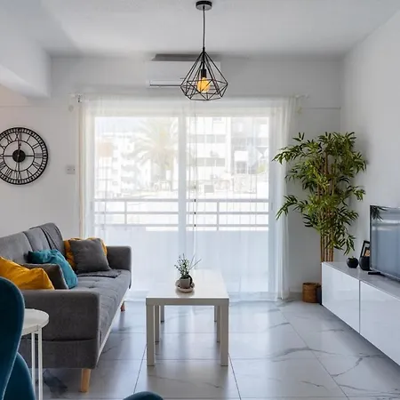 Liric - 3 Bedroom W Balcony In Apartment Larnaca