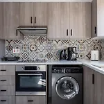 Liric - 3 Bedroom W Balcony In شقة