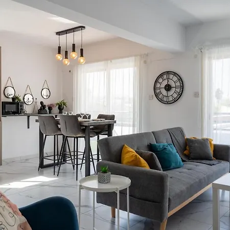 Liric - 3 Bedroom W Balcony In Apartament Larnaca