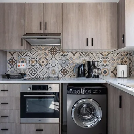 Liric - 3 Bedroom W Balcony In Appartamento