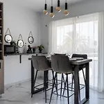 Liric - 3 Bedroom W Balcony In Apartament *