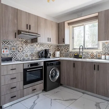 Liric - 3 Bedroom W Balcony In *