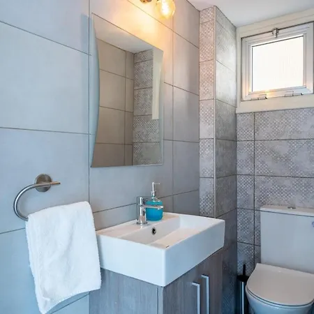 Apartment Liric - 3 Bedroom W Balcony In Larnaca