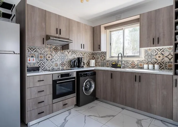 Liric - 3 Bedroom W Balcony In *