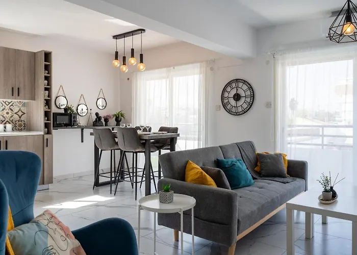 Liric - 3 Bedroom W Balcony In Apartment Larnaca