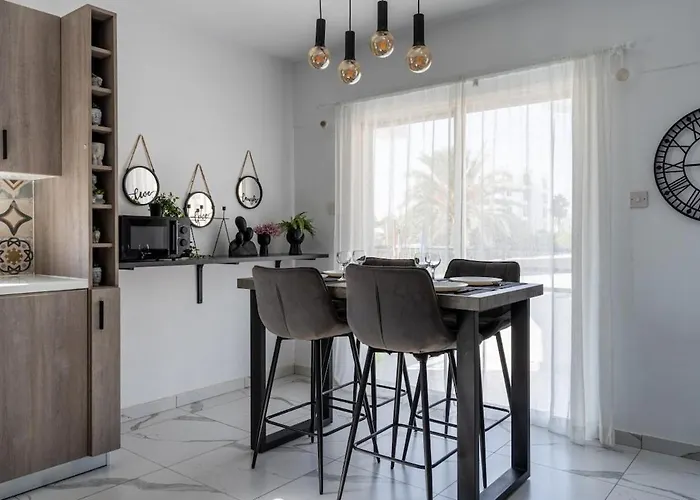 Liric - 3 Bedroom W Balcony In Apartment *